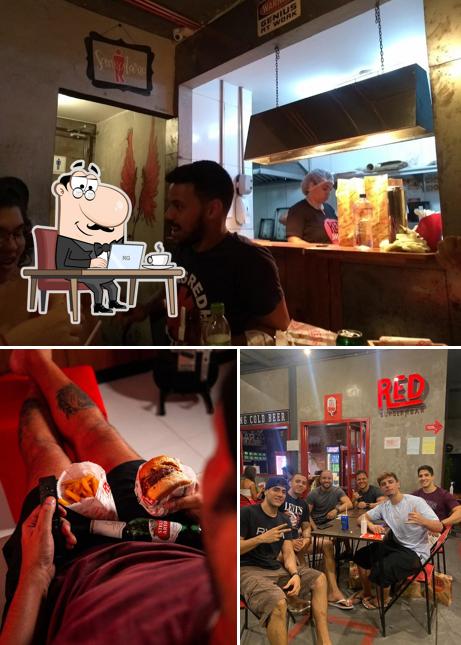 Veja imagens do interior do Red Burger N Bar