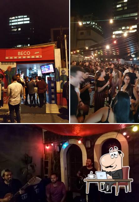 Sente em uma das mesas no Beco Do Espeto