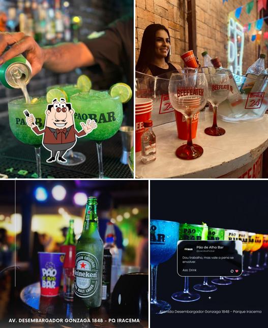 Entre diversos coisas, comida e bebida podem ser encontrados no Pão de Alho Bar