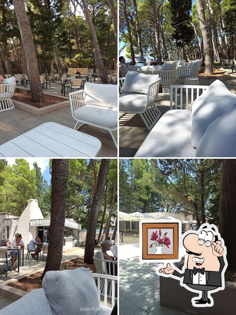 Siediti a un tavolo di Beach bar "Pink Cricket"