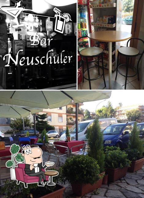 La interni e bancone da bar del ristorante