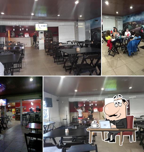 Sente em uma das mesas no Moto Rock e Cia