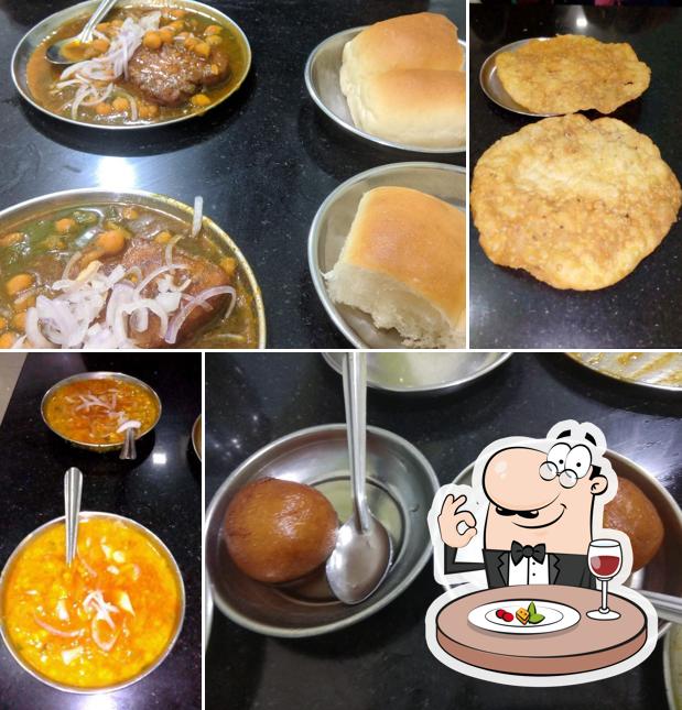 Food at Mahadev Patis wala