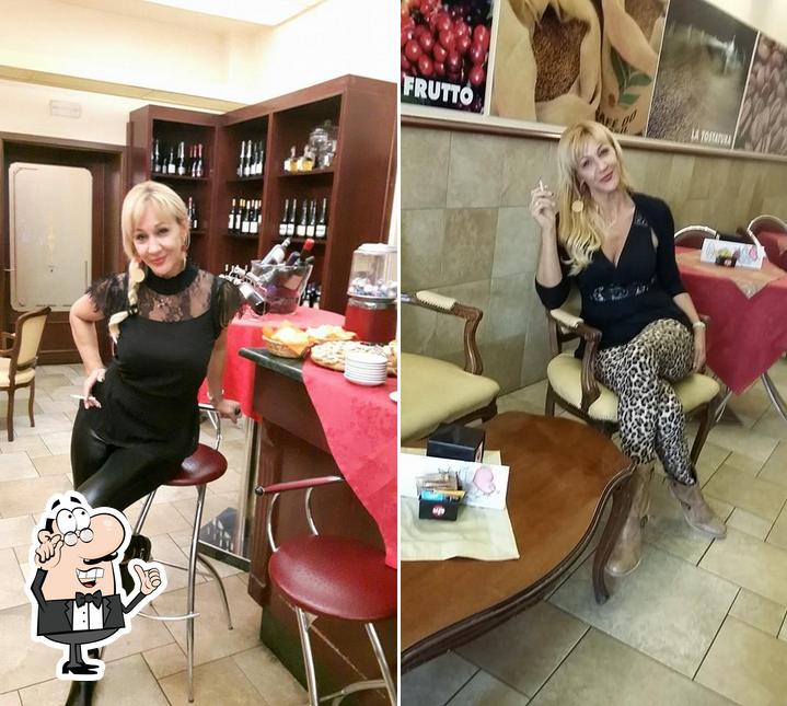 Siediti a un tavolo di Bar Caffè Cavour