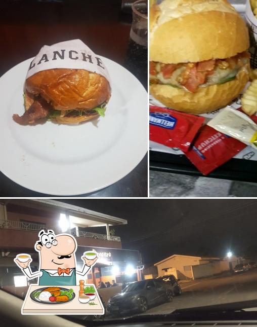 Esta é a imagem mostrando comida e exterior no Brasero Burgers
