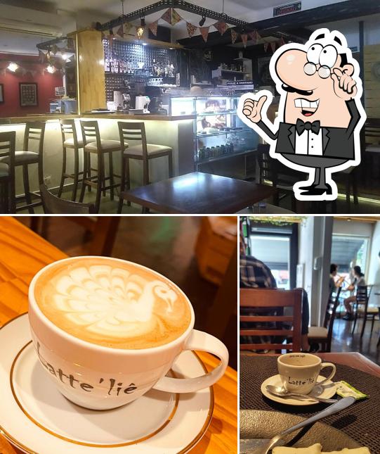 Sente em uma das mesas no Latte'liê Arte em Café
