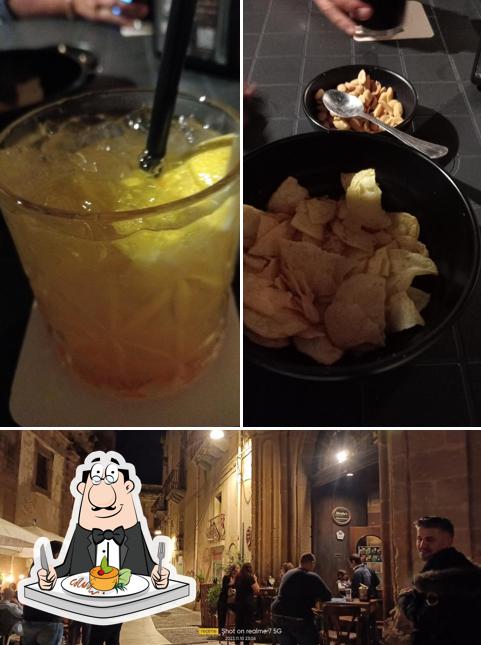 Murphy's Pub Sciacca si caratterizza per la cibo e interni