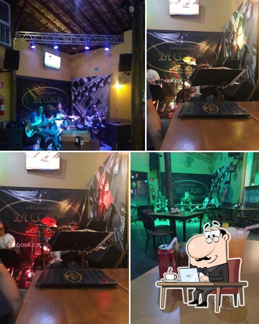 O interior do Bar e Petiscaria SE7E CORDAS