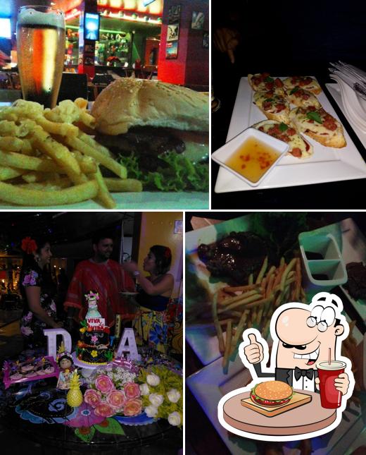 Peça um hambúrguer no The Cosmopolitan Pub