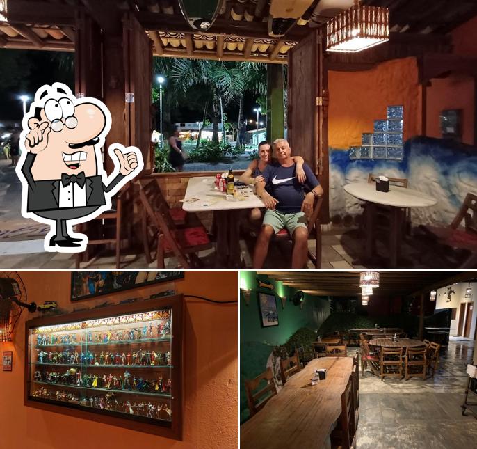 Sente em uma das mesas no Tio Gu Creperia - Itacaré