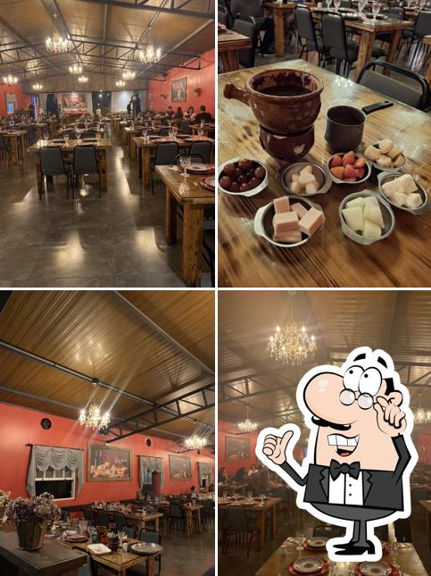 Sente em uma das mesas no Puerto 81 Fondue & Vinhos