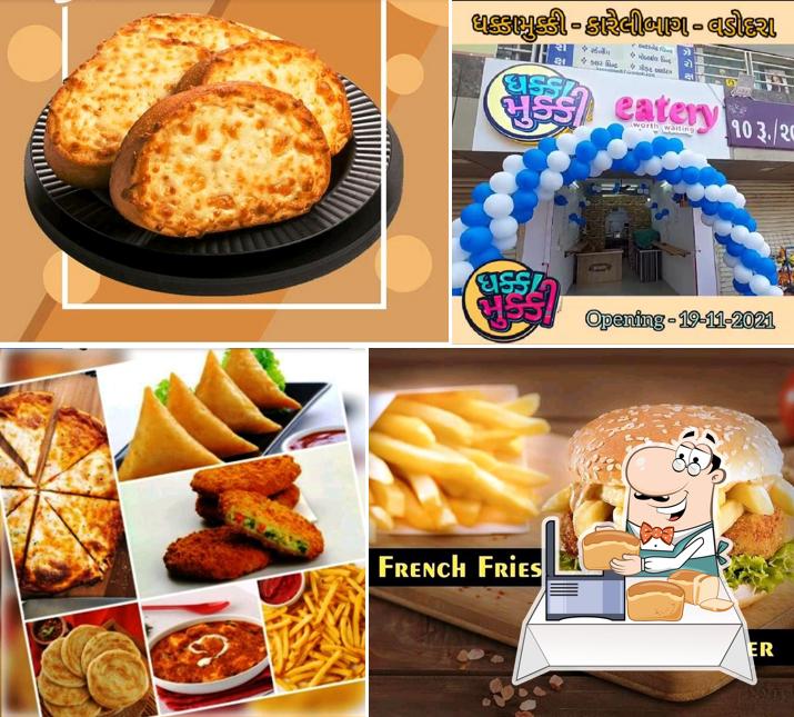 Garlic bread at Dhakka Mukki Eatery Karelibaug