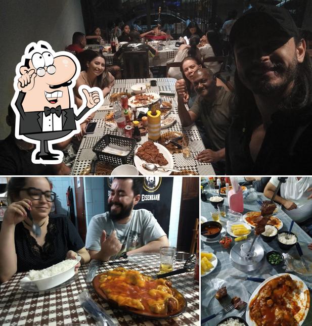 Sente em uma das mesas no Sobaria Arakaki