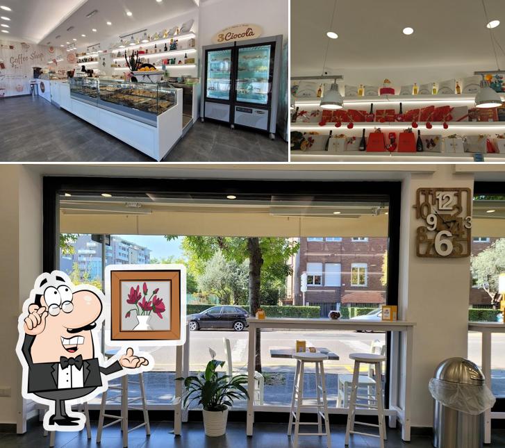 Siediti a un tavolo di 3 Ciocolà