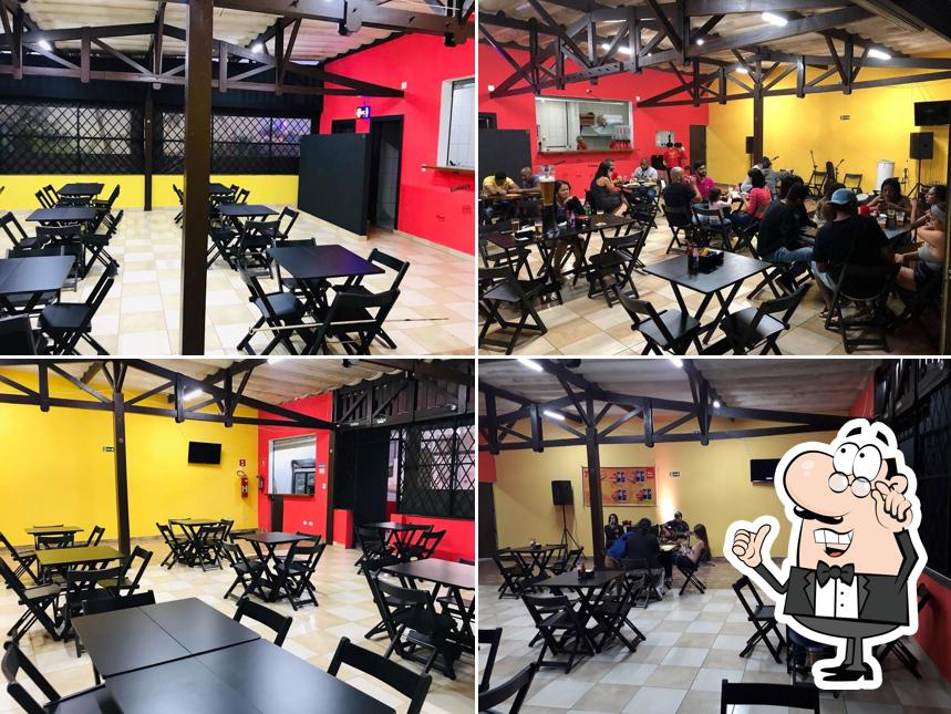 Sente em uma das mesas no Call Dogão