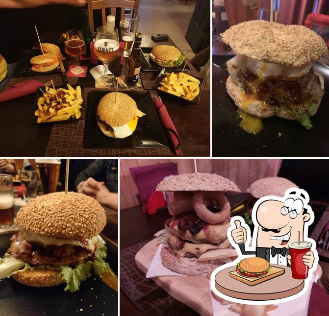 Ordina uno dei tipi di hamburger proposti a Birreria Valhalla