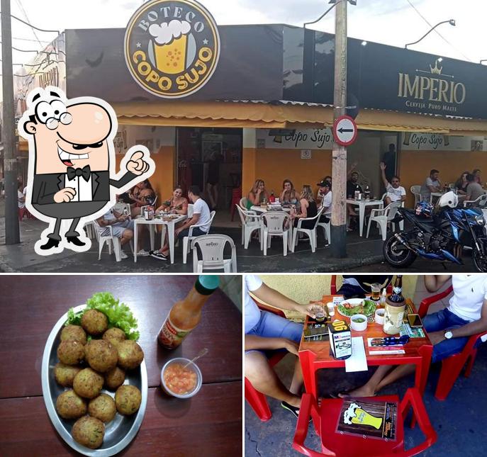 Entre diferentes coisas, interior e comida podem ser encontrados no Boteco Copo Sujo Bar