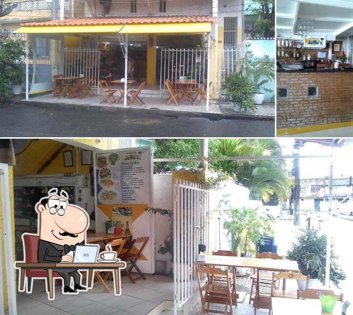 Esta é a imagem mostrando interior e balcão de bar no Cantina do Julliu's