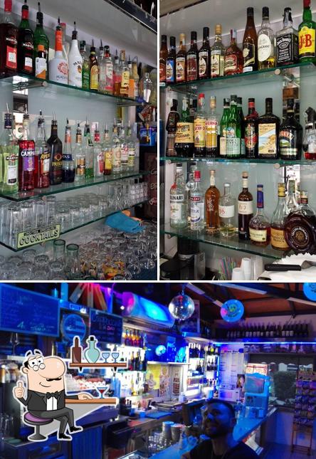 Dai un'occhiata agli interni di Blue Bar