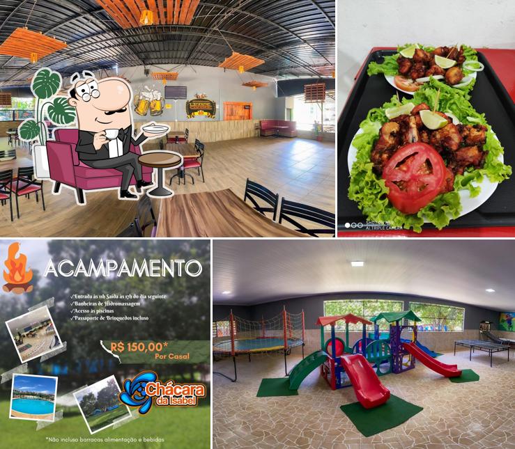 Sente em uma das mesas no Clube e pousada Chácara da Isabel