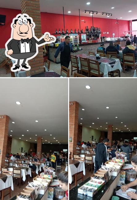 Sente em uma das mesas no Churrascaria e Pizzaria Brasa Grill