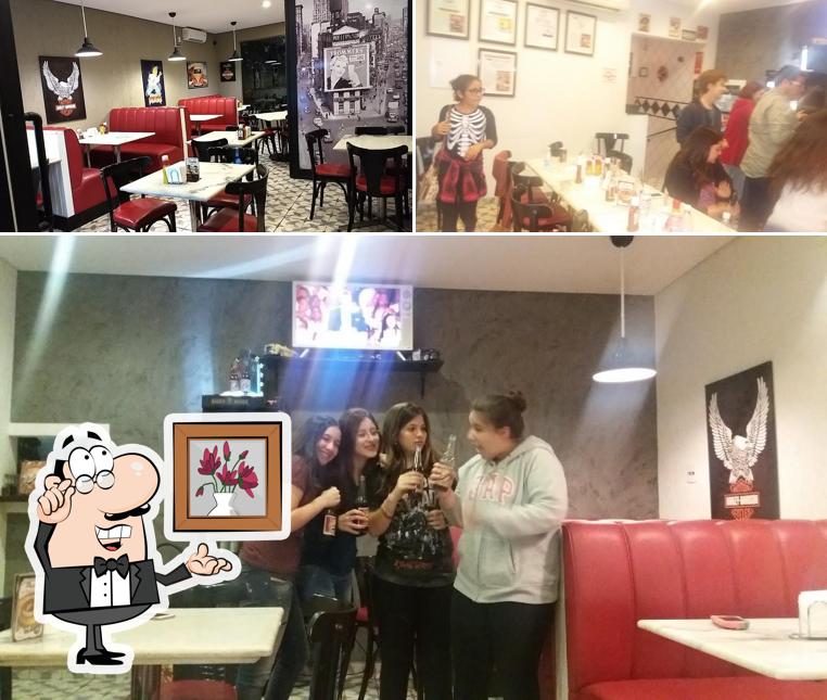 O interior do Tribeca Hamburgueria