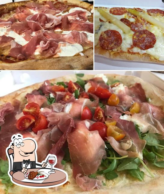 Prenditi i un pasto a base di carne a Sandy Pizza