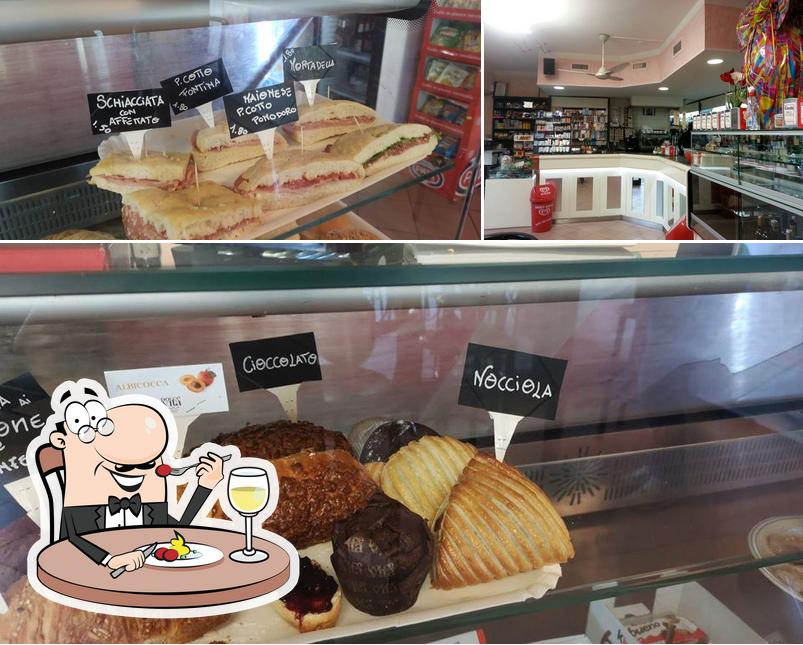 Tra le diverse cose da Da Quei Due Bar Pizzeria Ristorante si possono trovare la cibo e interni