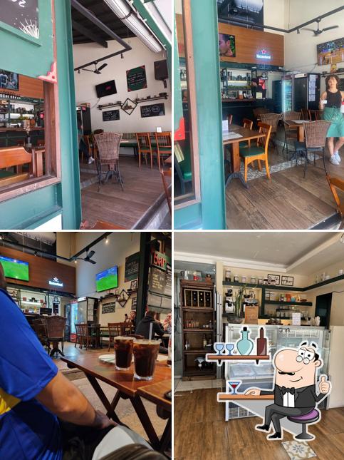 O interior do Mofaia Bar; Restaurante & Cafeteria