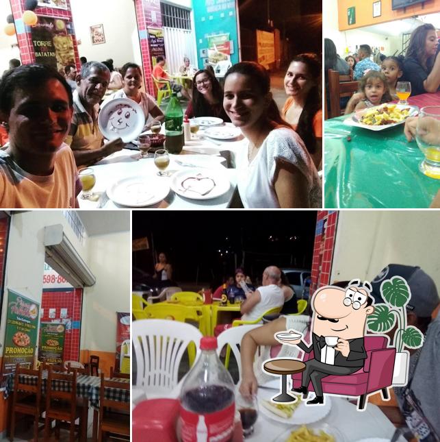 Veja imagens do interior do Pizzaria Família