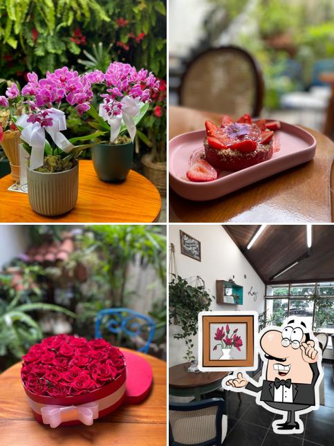 Sente em uma das mesas no A Boutique de Flores Café e Bistrô