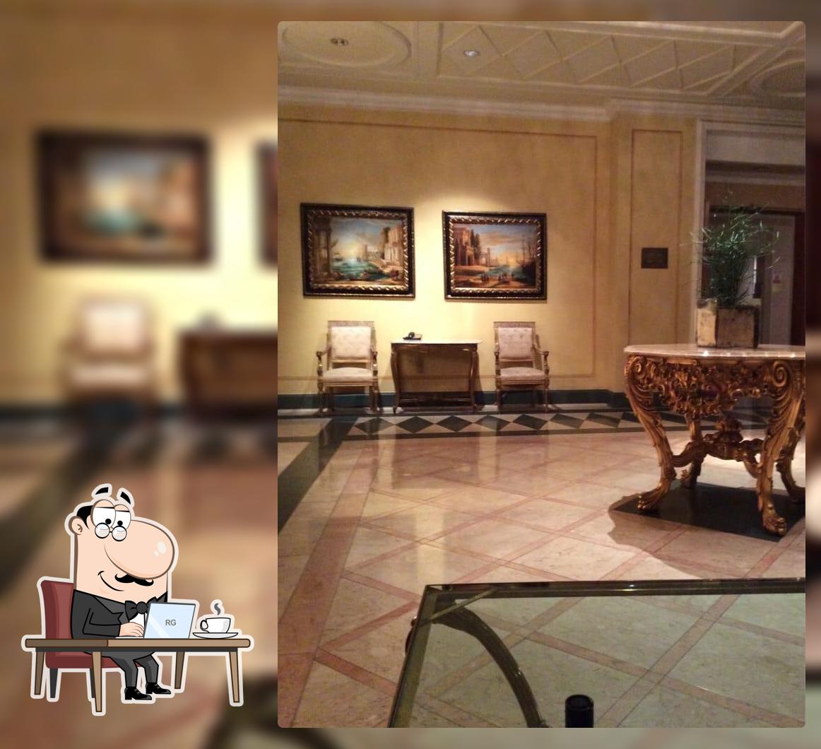 Siediti a un tavolo di Giovanni