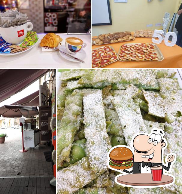 Ordina un hamburger a Bar Pasticceria Arco Adriano