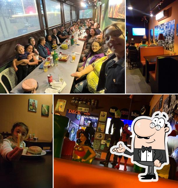 Sente em uma das mesas no Bisão Dourado - Pizzaria e Restaurante