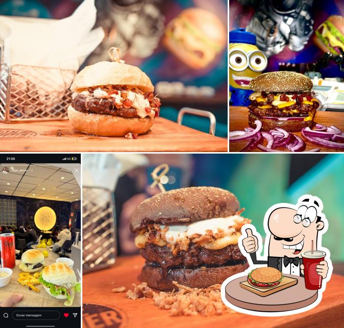 Delicie-se com um hambúrguer no Space Burguer Centro