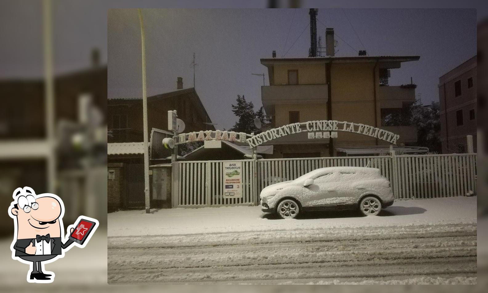 Puoi goderti l'aria fresca da seduto all'esterno di Max Bar