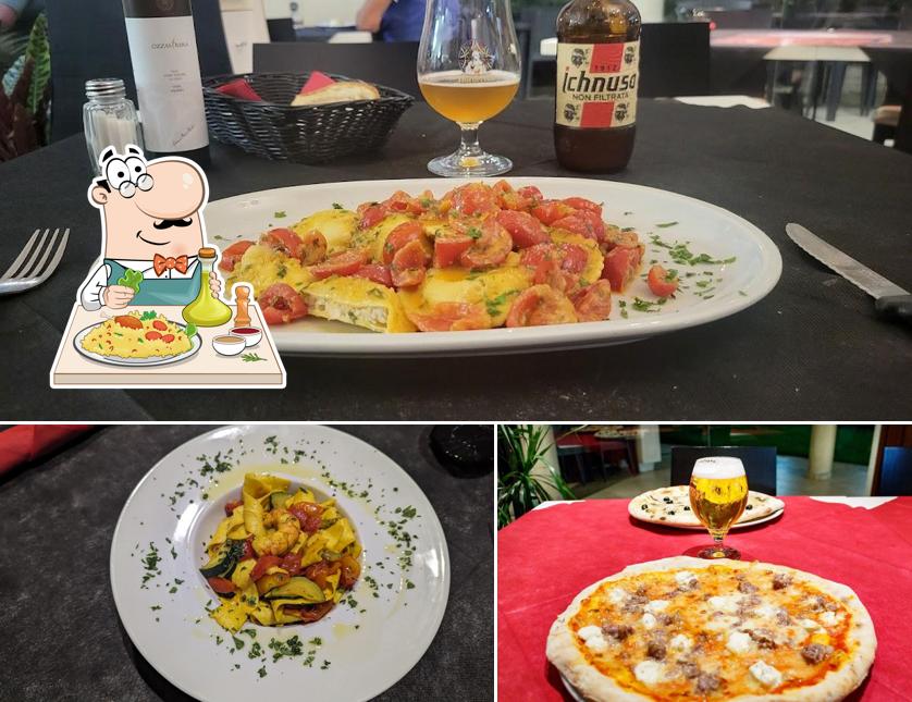 La cibo e tavolo da pranzo del ristorante