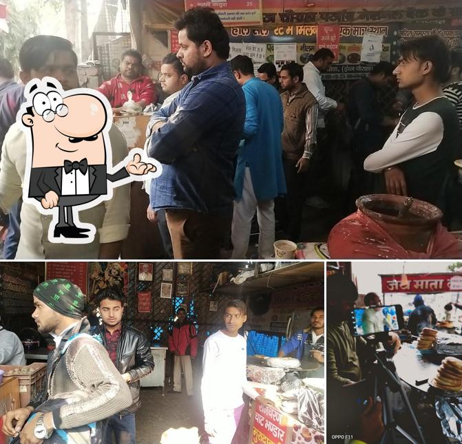 The interior of रामचरण चाट भंडार