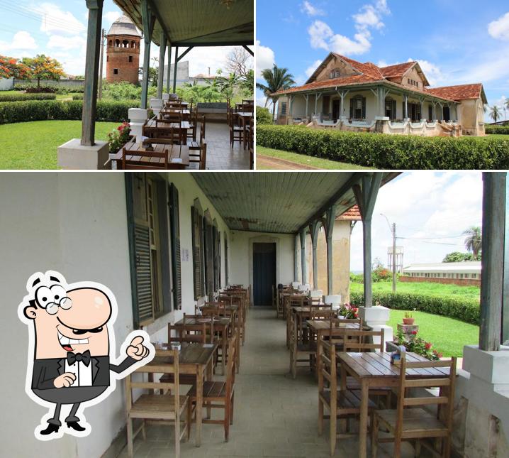 Sente em uma das mesas no Cafeteria e Padaria Dona Maria