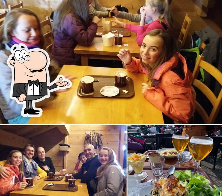 Installez-vous à l'une des tables de Terres Rouges