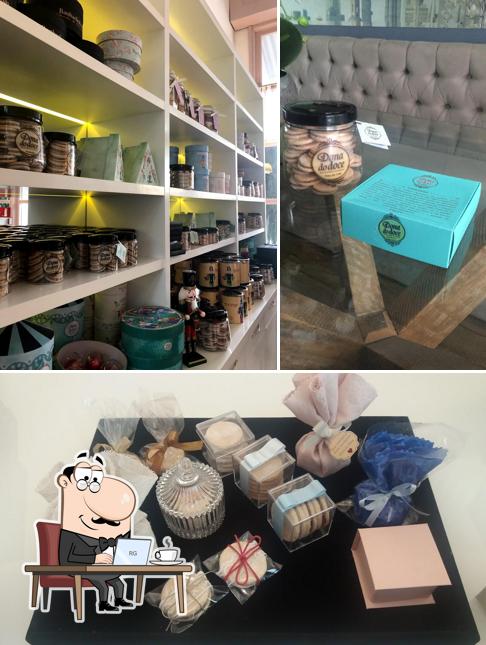 Sente em uma das mesas no Dona do Doce São Caetano