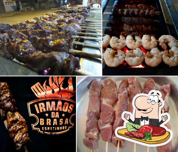 Pratos de carne são disponibilizados no Irmãos da Brasa Espetinhos