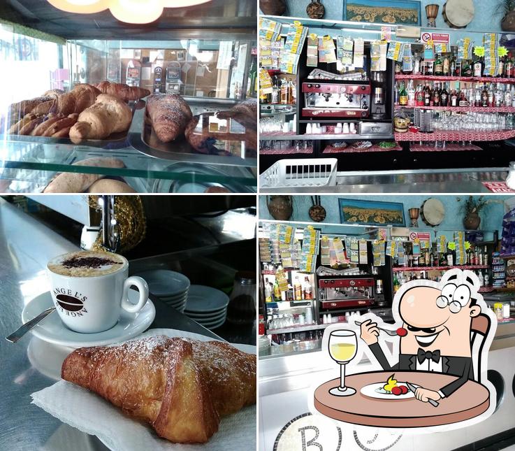 La foto di cibo e bancone da bar da Café Universo