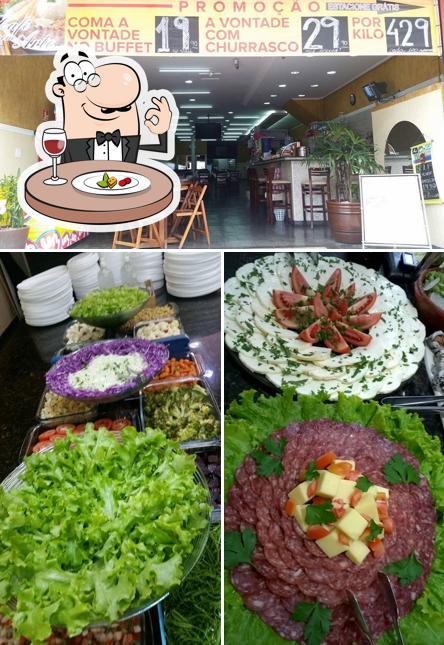 Dê uma olhada a foto mostrando comida e interior no Restaurante Café com Arte