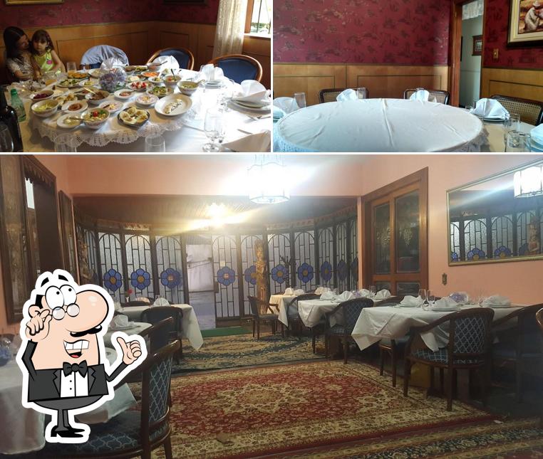 Sente em uma das mesas no D. Irene