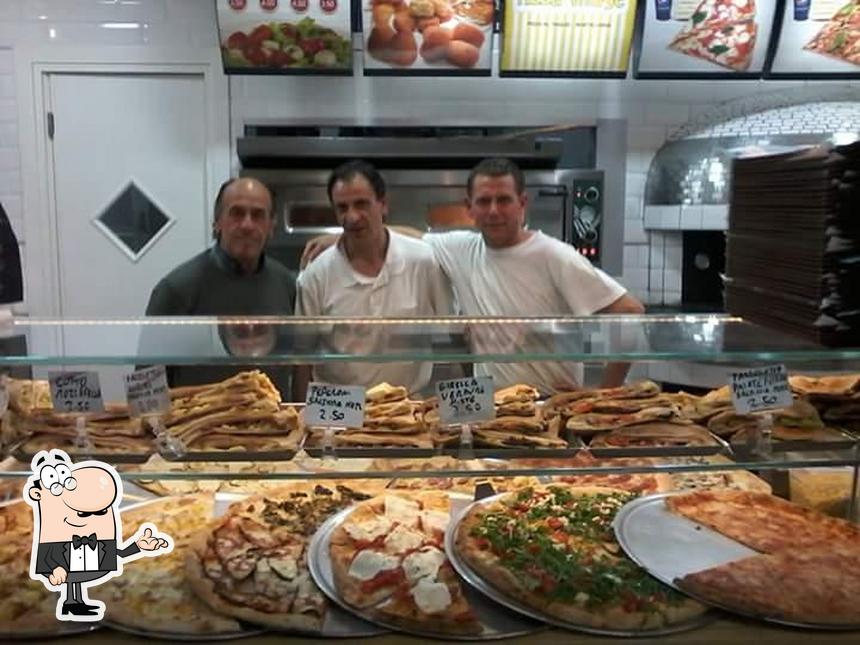 Dai un'occhiata agli interni di PIZZA VILLAGE Forno a legna