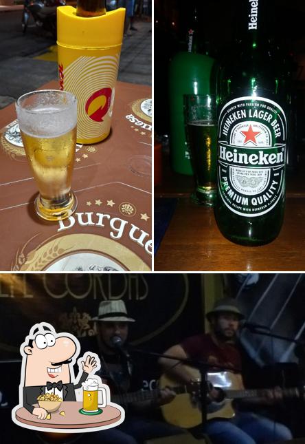 Peça um copo de cerveja leve ou escura