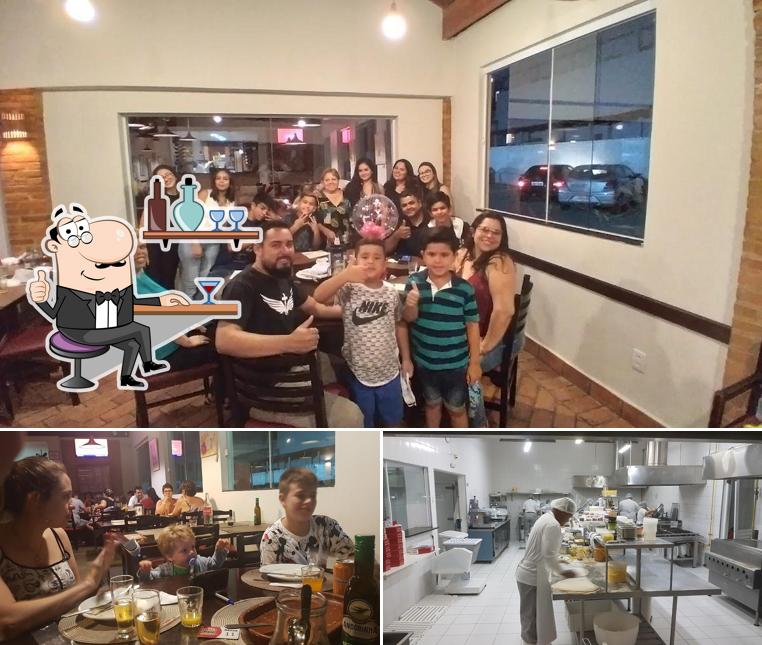 Sente em uma das mesas no Semião