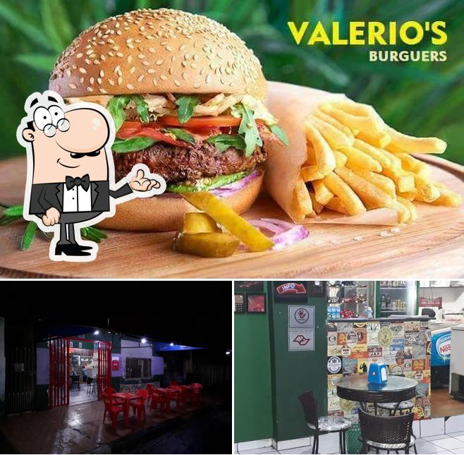 Entre diversos coisas, interior e cidadãos podem ser encontrados no Valerio's Burguers