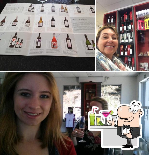 Entre diversos coisas, balcão de bar e cerveja podem ser encontrados no pizzato Vinhas e Vinhos